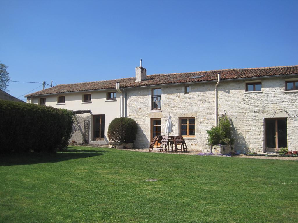 Le Noisetier At Les Hiboux Gites Chef-Boutonne Room photo