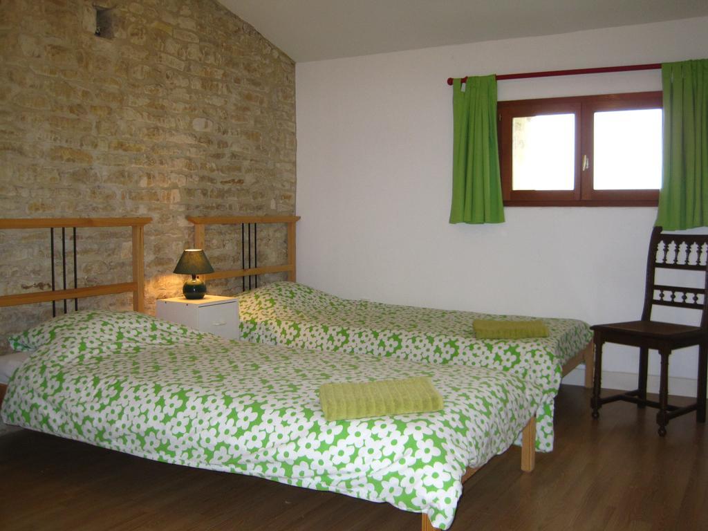 Le Noisetier At Les Hiboux Gites Chef-Boutonne Room photo